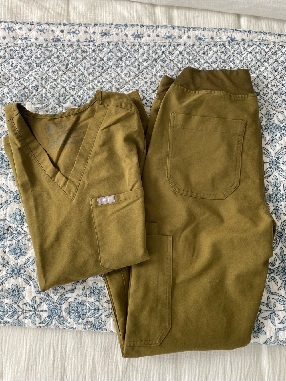 Figs Olive Green Scrub Top & Jogger Pants Set